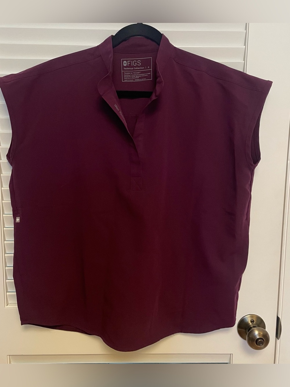FIGS Rafaela oversized scrub top 
Size Small